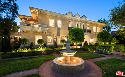 Photo of 601 S Windsor Boulevard, Los Angeles, CA 90005 (MLS # 25590629)