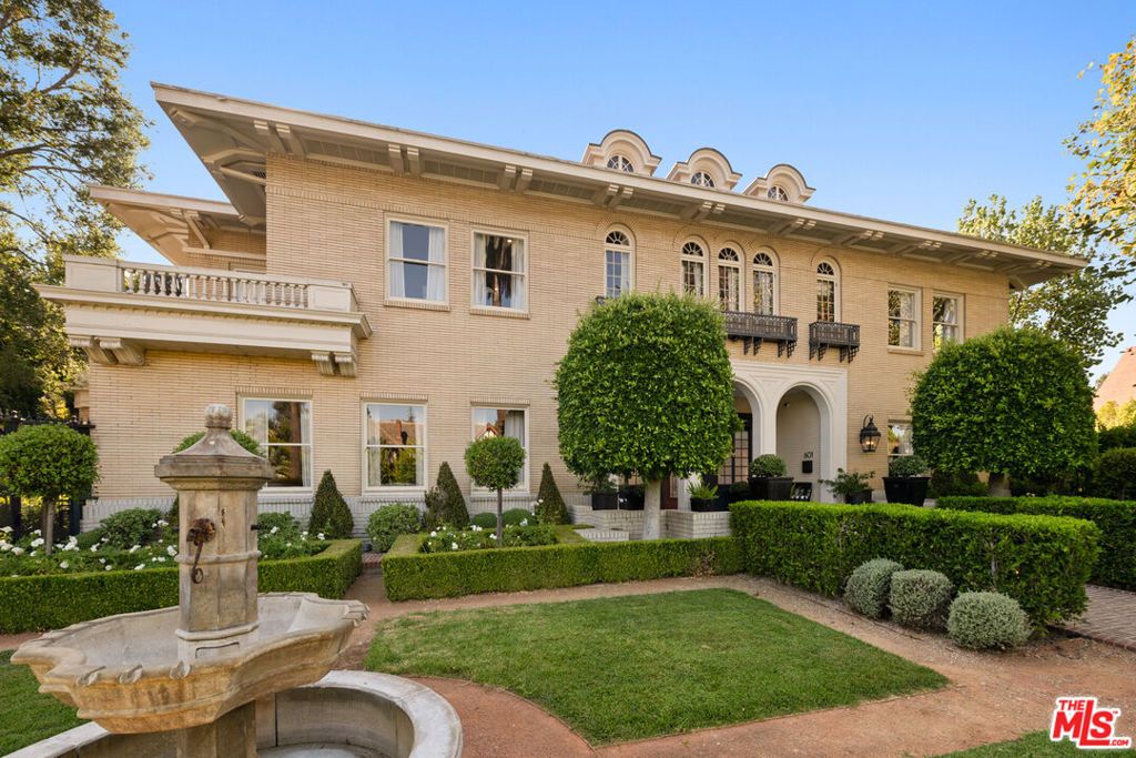 Photo of 601 S Windsor Boulevard, Los Angeles, CA 90005 (MLS # 25590629)