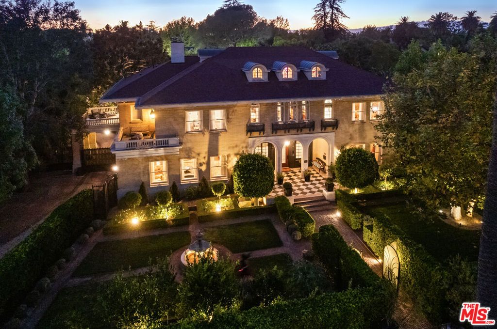 Photo of 601 S Windsor Boulevard, Los Angeles, CA 90005 (MLS # 25590629)