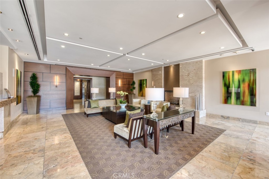 The Plaza (5000 and 8000) (PLZA) - Residential Lease