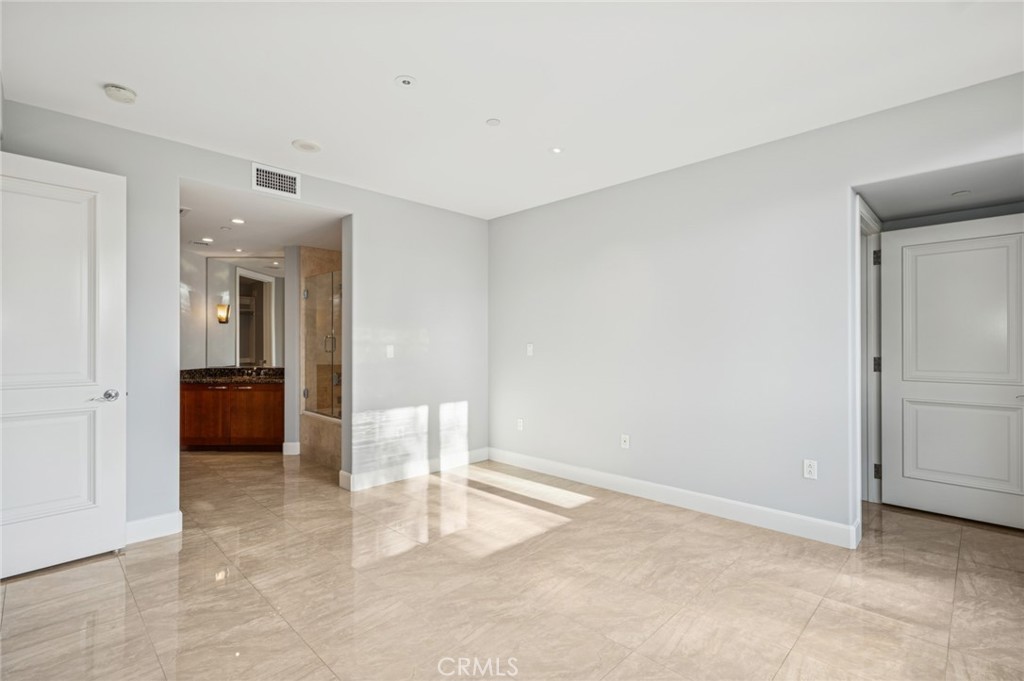 The Plaza (5000 and 8000) (PLZA) - Residential Lease