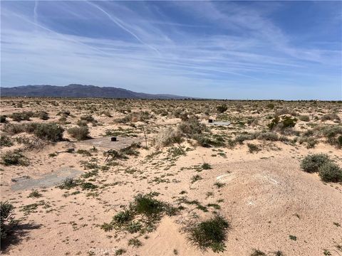 Photo of 34998 Bon View Road, Newberry Springs, CA 92365 (MLS # HD25100413)