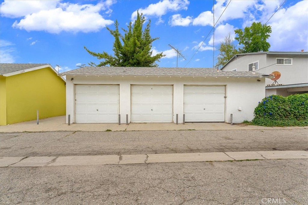 5816 Woodman Ave