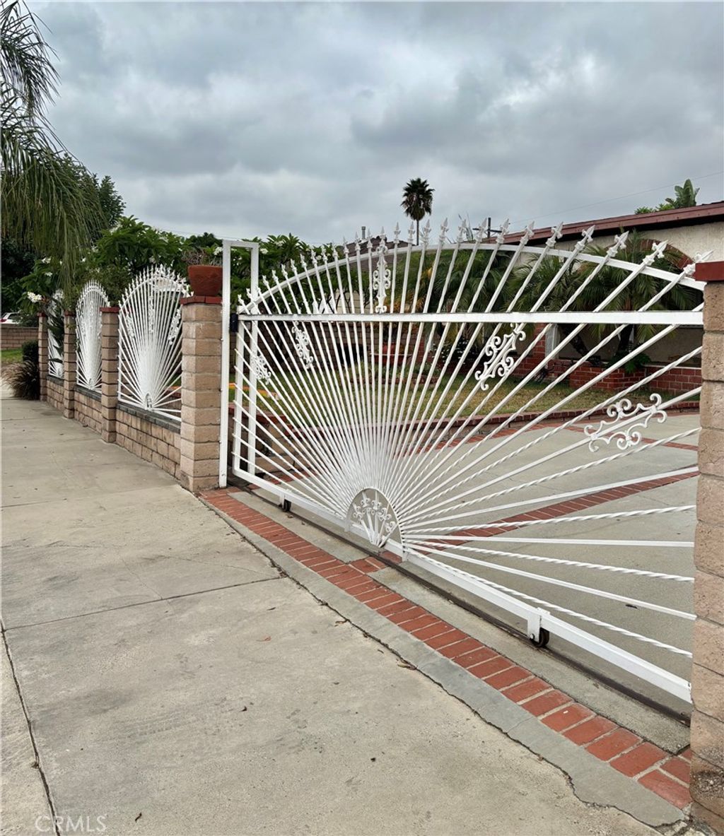 Photo of 10200 10200 Rincon Avenue, Pacoima, CA 91331 (MLS # SR25227908)