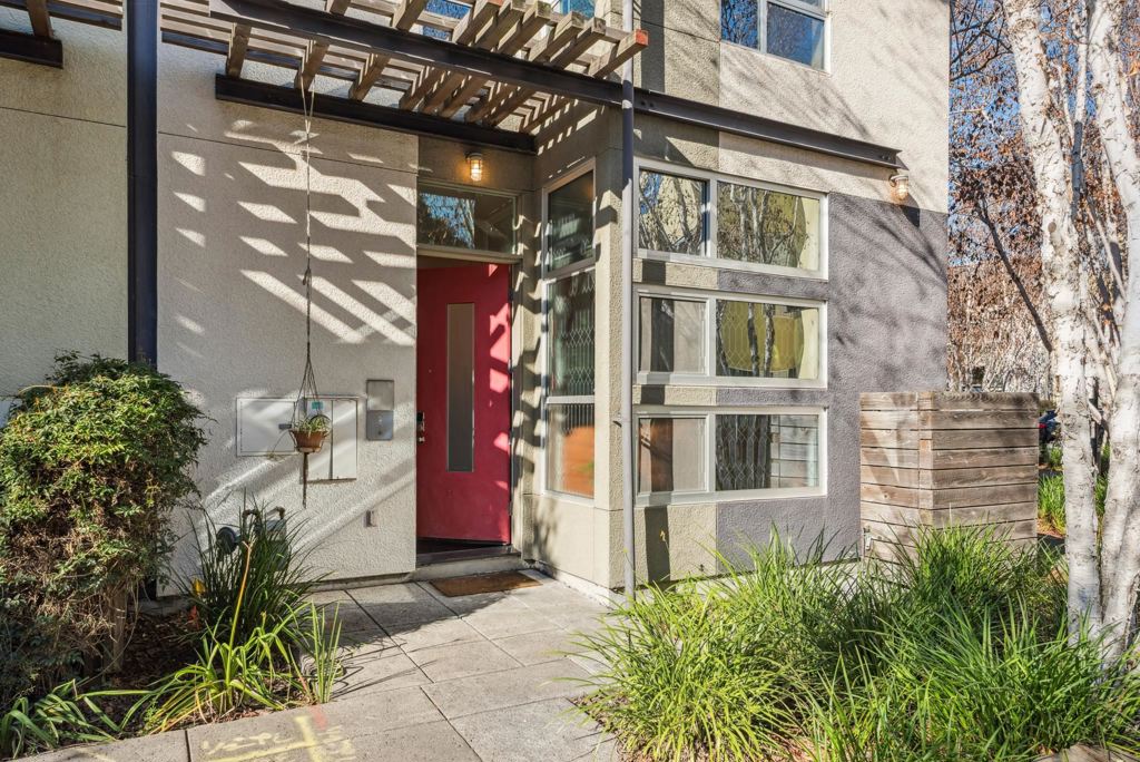 9 Ealing Ln