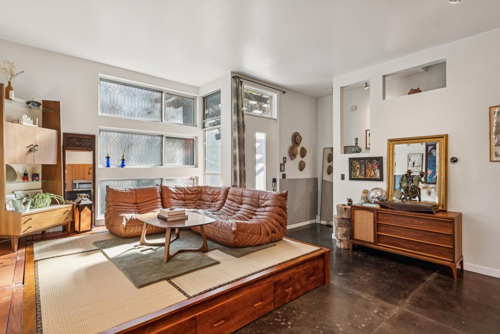 9 Ealing Ln