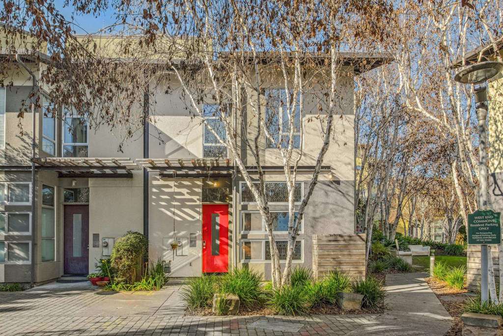 9 Ealing Ln