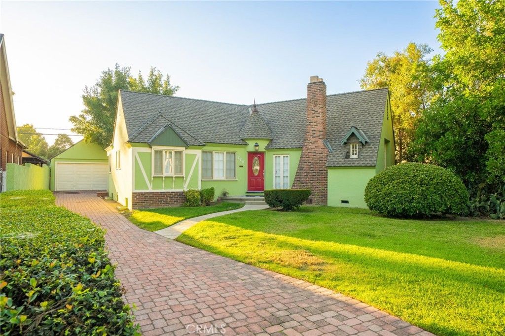 Photo of 231 S Euclid Avenue, Upland, CA 91786 (MLS # CV25244314)
