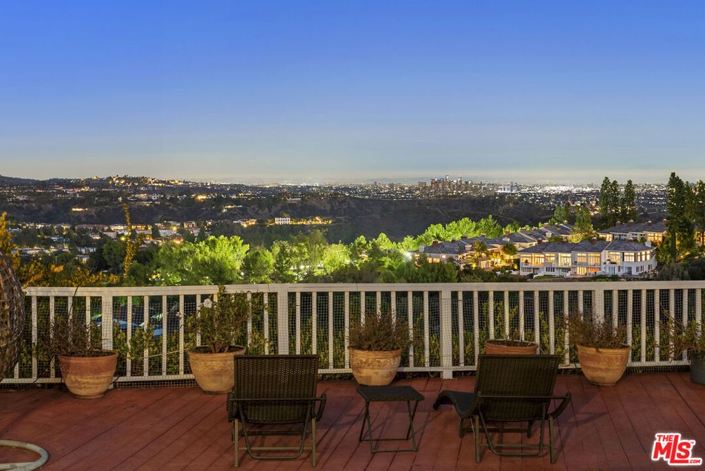 Photo of 2282 Canyonback Road, Los Angeles, CA 90049 (MLS # 25598415)