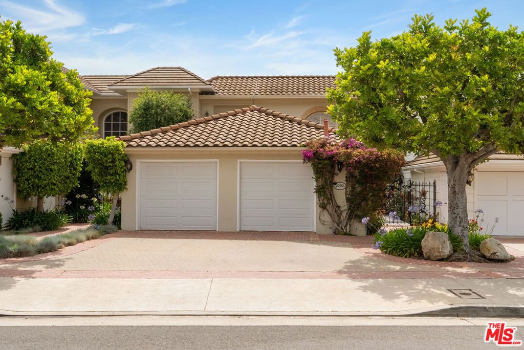 Photo of 2282 Canyonback Road, Los Angeles, CA 90049 (MLS # 25598415)