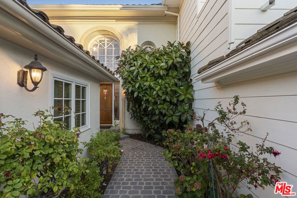 Photo of 2282 Canyonback Road, Los Angeles, CA 90049 (MLS # 25598415)