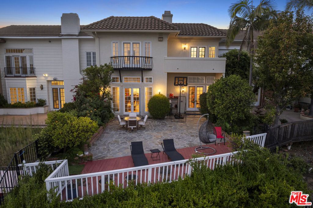 Photo of 2282 Canyonback Road, Los Angeles, CA 90049 (MLS # 25598415)