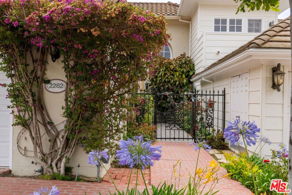 Photo of 2282 Canyonback Road, Los Angeles, CA 90049 (MLS # 25598415)