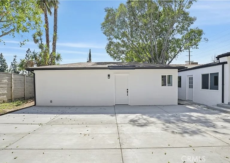 Newly remodeled rooms with fresh finishes
Brand-new paved walkway for easy access
Bright, open layout with plenty of natural light
Private entrance for convenience and privacy
Move-in ready condition
?? Rent: $2,500/month