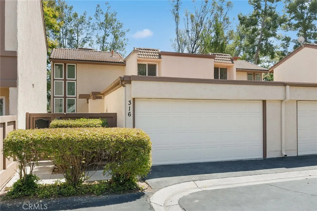 Anaheim Hills, California 92807, United States, 2 Bedrooms Bedrooms, ,3 BathroomsBathrooms,Residential,Active,196164