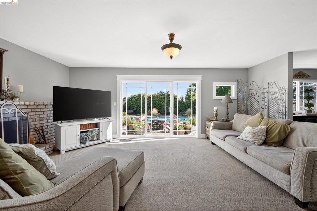 2458 Grimsby Dr