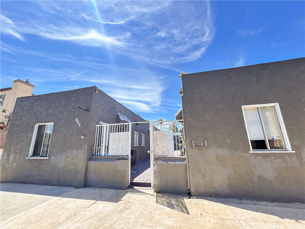 Welcome to 925 N Washington Place, Long Beach – a beautifully built new construction home offering modern comfort and convenience just minutes from everything Long Beach has to offer.
? Property Features:
2 spacious bedrooms with ample natural light
1.5 bathrooms, including a full bath with a stylish walk-in shower and an additional half bath for guests
Modern kitchen fully equipped with refrigerator and stove
Air conditioning for year-round comfort
Brand-new finishes, flooring, and fixtures throughout
Located in the heart of Long Beach, this property combines modern living with the charm of one of Southern California’s most vibrant coastal cities. Residents enjoy easy access to downtown Long Beach, the waterfront, dining, shopping, and freeway connections. Whether you’re exploring the Pike, the Aquarium of the Pacific, or simply enjoying the ocean breeze, this home offers the perfect location to experience it all.
Don’t miss your chance to own a turnkey, move-in ready new construction home in Long Beach!