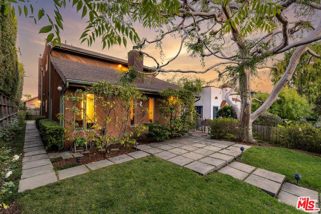 Photo of 810 Nowita Place, Venice, CA 90291 (MLS # 26673721)