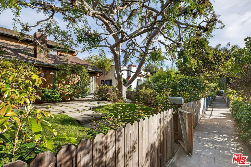 Photo of 810 Nowita Place, Venice, CA 90291 (MLS # 26673721)