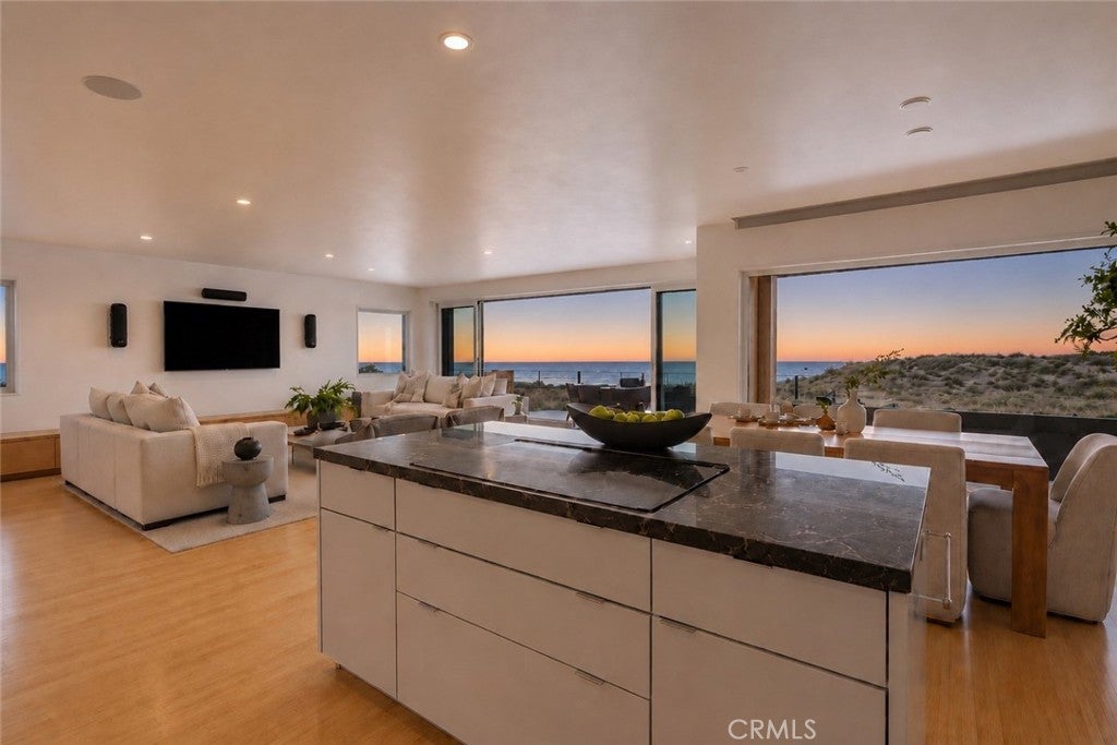 1554 E Oceanfront