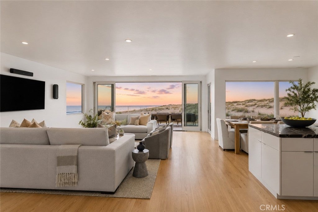 1554 E Oceanfront