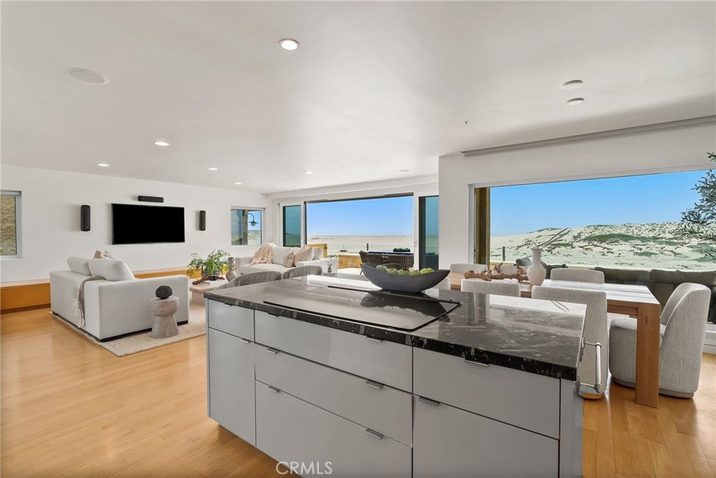 1554 E Oceanfront, Newport Beach CA 92661 - Photo 14