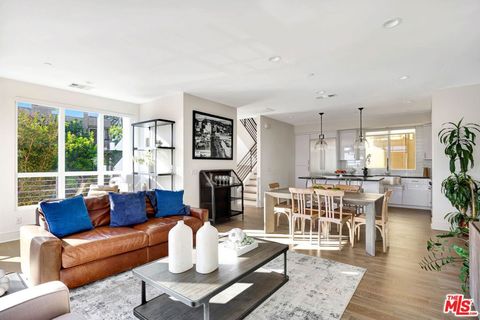 Photo of 1/2 N Stanley Avenue, Los Angeles, CA 90046 (MLS # 26828653)