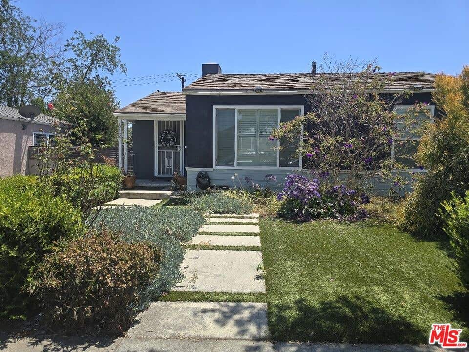 Photo of 612 W Ellis Avenue, Inglewood, CA 90302 (MLS # 26858147)