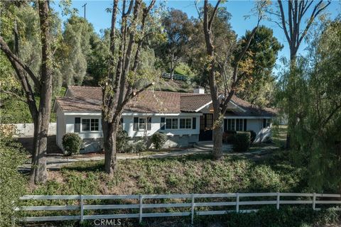 Photo of 5550 Penland Rd, Hidden Hills, CA 91302 (MLS # SR26004161)