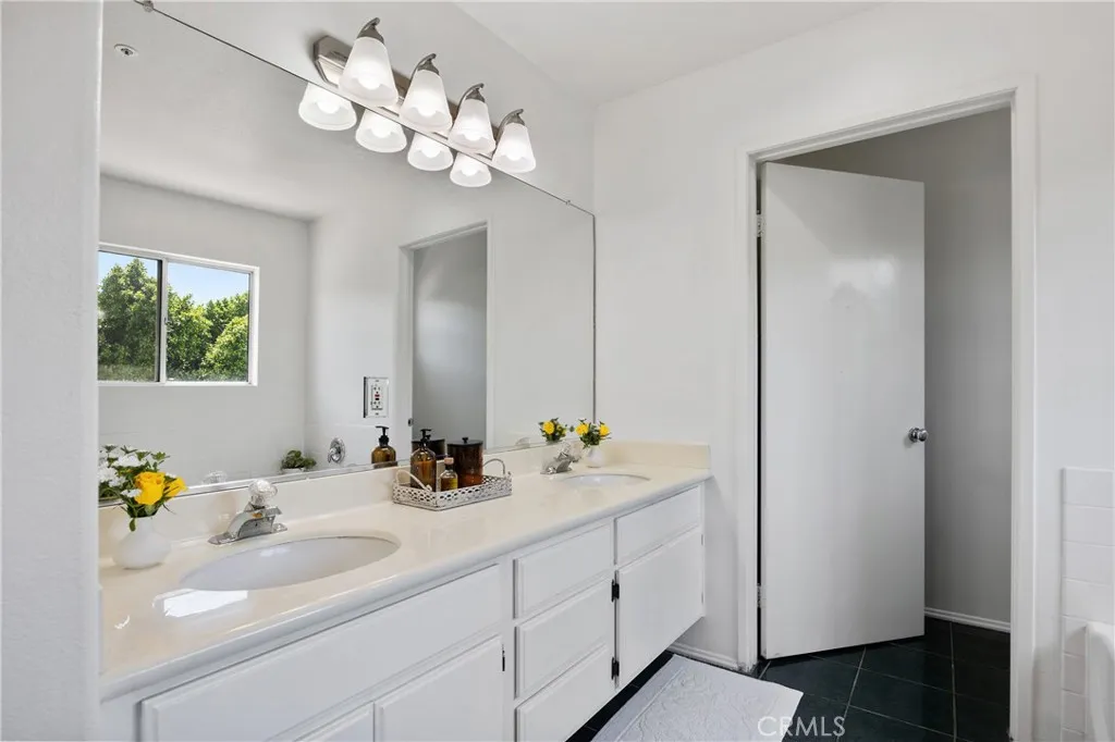 Sylmar, California 91342, United States, 5 Bedrooms Bedrooms, ,3 BathroomsBathrooms,Residential,Active,151247