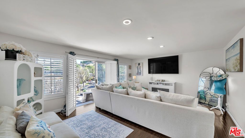 Photo of 22736 Cavalier Street, Woodland Hills, CA 91364 (MLS # 25571887)