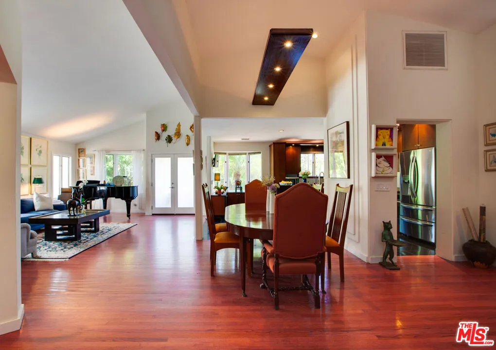 Los Angeles, California 90066, United States, 4 Bedrooms Bedrooms, ,3 BathroomsBathrooms,Residential,Active,151799