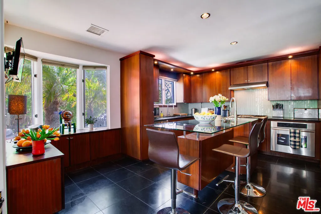 Los Angeles, California 90066, United States, 4 Bedrooms Bedrooms, ,3 BathroomsBathrooms,Residential,Active,151799