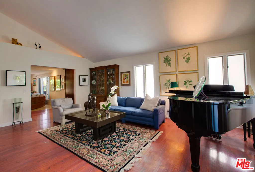 Los Angeles, California 90066, United States, 4 Bedrooms Bedrooms, ,3 BathroomsBathrooms,Residential,Active,151799