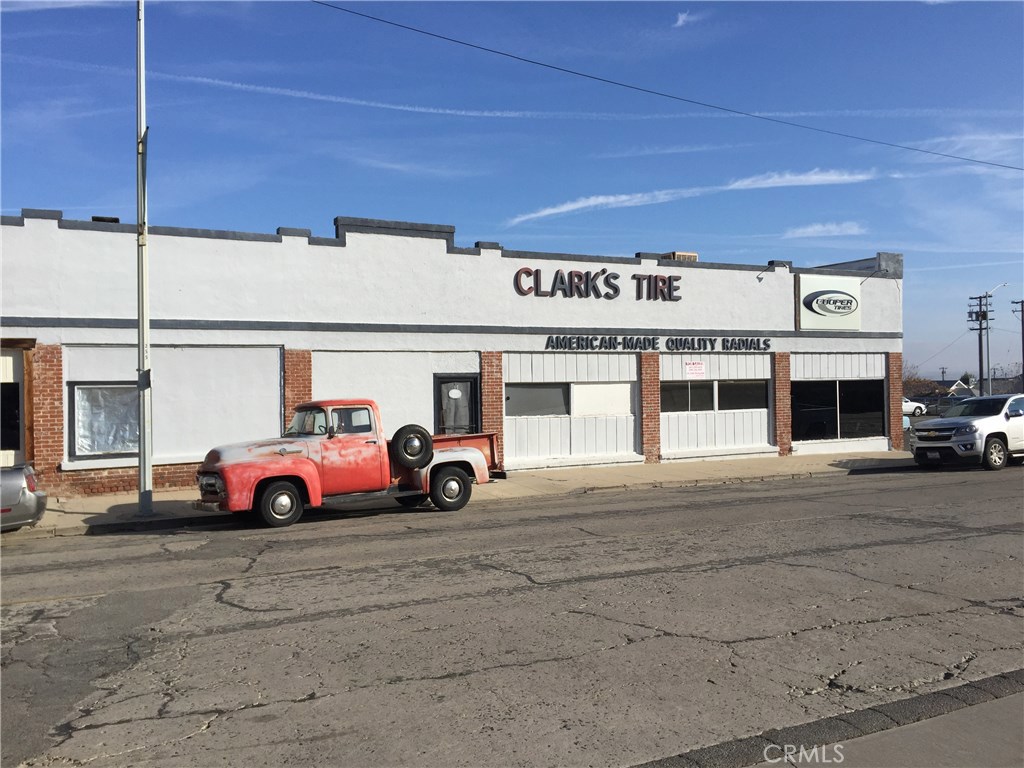 Arreola's Realty is proud to present, 400 North Street. For sale or lease with the option to buy. This is a great commercial building, excellent for mechanic shop, tire shop, or other business use. This is the best location in town with lots of parking next to restaurants, post office, banks, etc. Use of land is industrial or retail. Seller is willing to finance!!