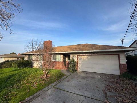 Photo of 113 Loftus Road Rd, Bay Point, CA 94565 (MLS # 41122995)