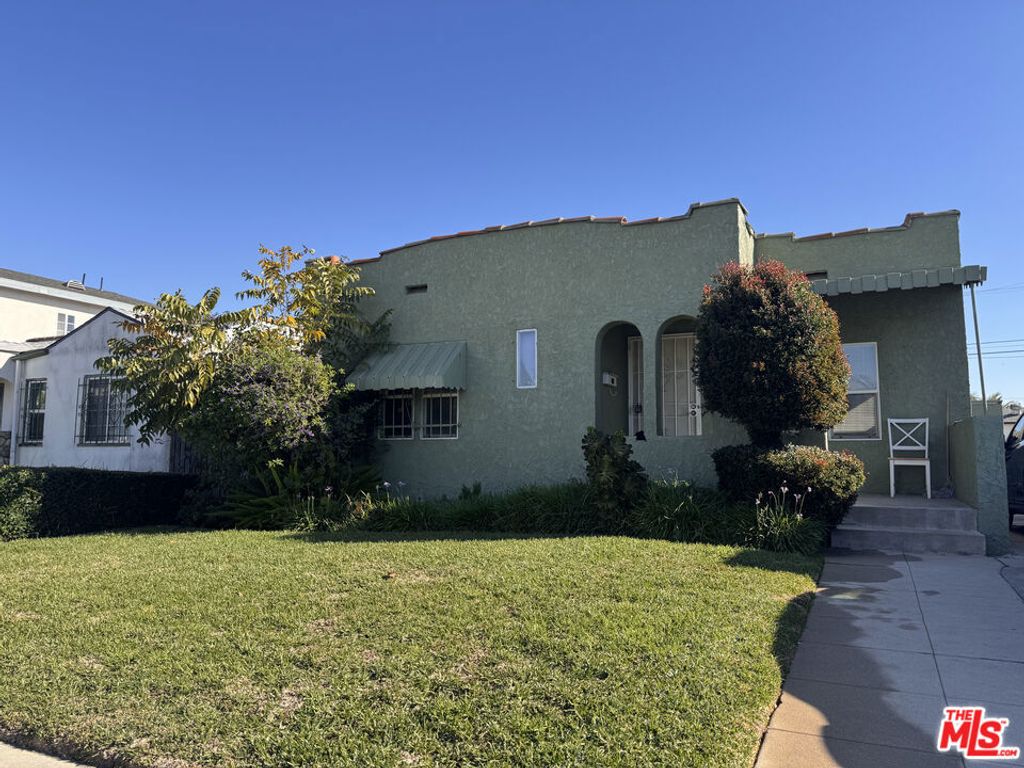 Photo of 6710 4th Avenue, Los Angeles, CA 90043 (MLS # 25624523)