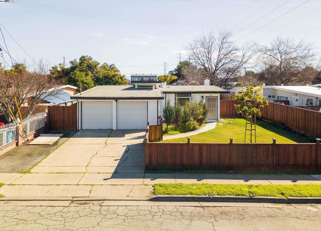 Beautiful single family home with a remodeled kitchen and modernized bathroom. Located very close to the Facebook Campus, major freeways and shopping areas.