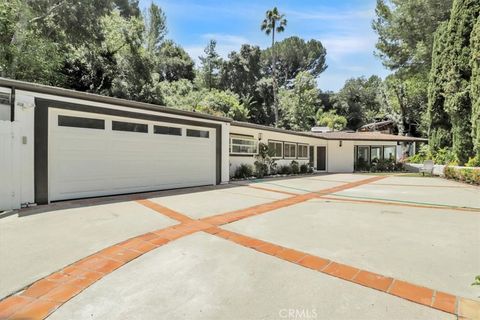 Photo of 9466 Hidden Valley Place, Beverly Hills, CA 90210 (MLS # SB25113800)