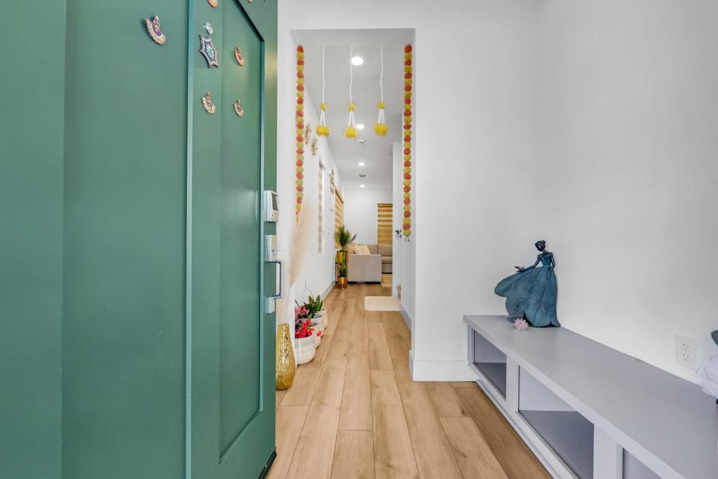 122 W Riverside Place