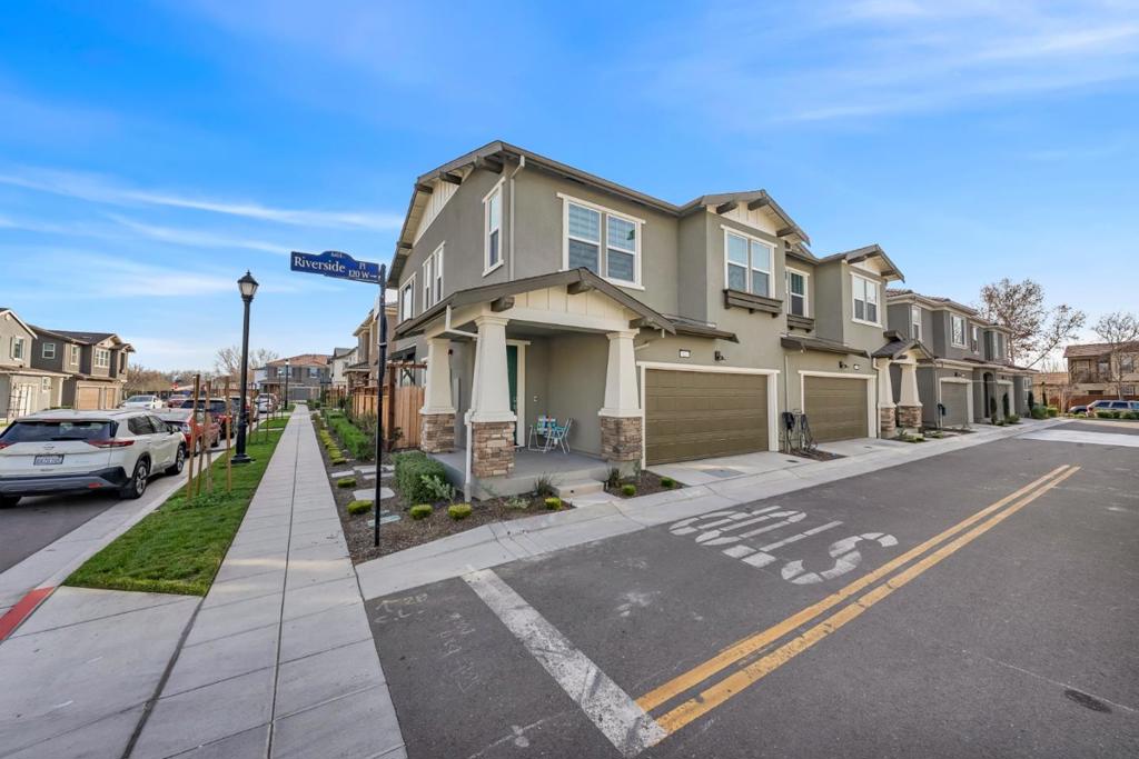 122 W Riverside Place
