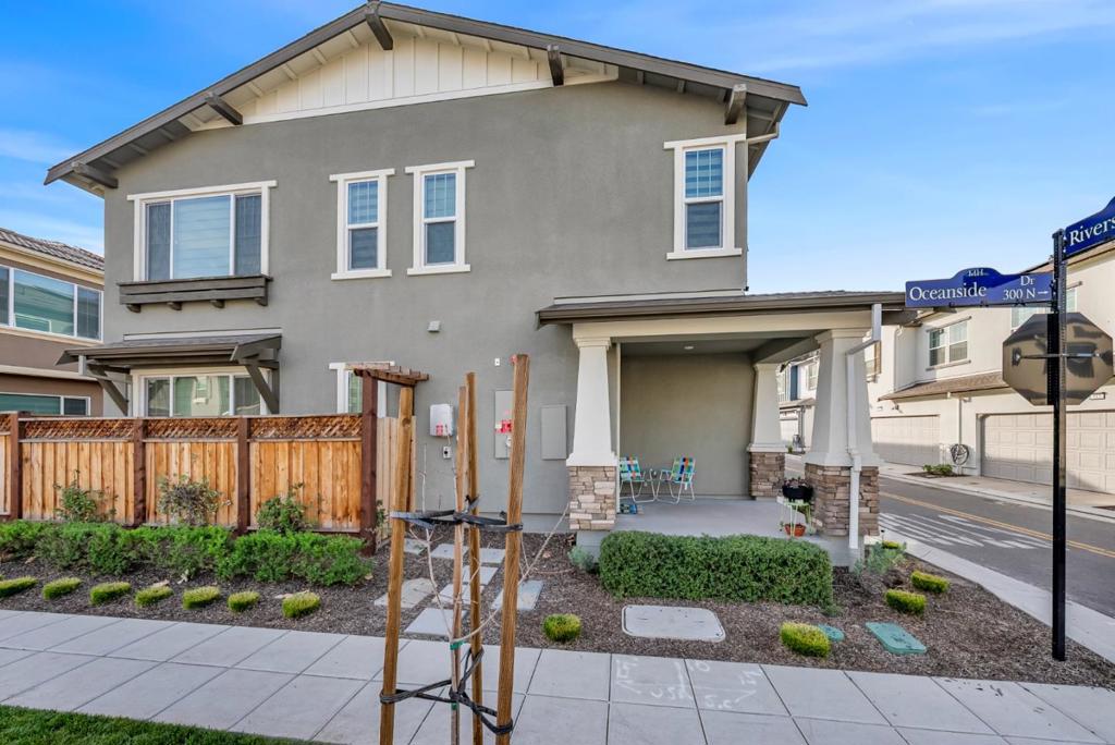 122 W Riverside Place