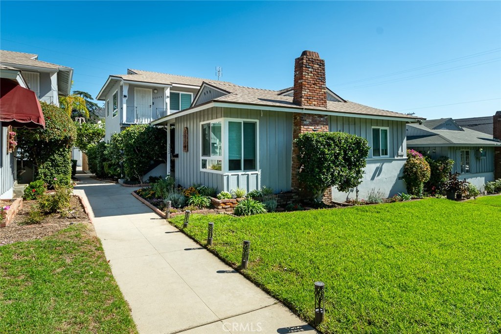 3324 unit is located at the end of the three apartment units. This bright and spacious unit is located in the heart of the Sparr Heights neighborhood. Featuring 1 bedroom and 1 full bathroom, it has been beautifully remodeled with fresh paint, recessed lighting throughout, new double-pane windows with blinds, new central air and heating, a new vanity, and a modern glass tub enclosure.
The bright and spacious gourmet kitchen offers granite countertops, ample cabinetry with pantry, and a cozy breakfast area. Additional highlights include hardwood flooring throughout, ceramic tile in the kitchen and bath, and a private detached one-car garage. The individual laundry roomincludes a free-standing washer and dryer (no coins required).
The property also features a new roof, beautifully landscaped grounds with a sprinkler system, new plants, and a lemon tree. Conveniently within walking distance to Fremont Elementary School, the Sunday Farmers Market, and many restaurants along Honolulu Avenue, with easy freeway access, this unit offers comfort, style, and a prime location. The property is move-in ready. All applications must apply online via Rent Spree and must include: A current credit report with a minimum score of 700 (paid by the applicant) Employment/income verification Two months of recent bank statements. Lease Terms: Renter’s insurance is required before move-in. The tenant pays for all utilities Except gardening.
Don’t miss the opportunity to see this wonderful apartment!