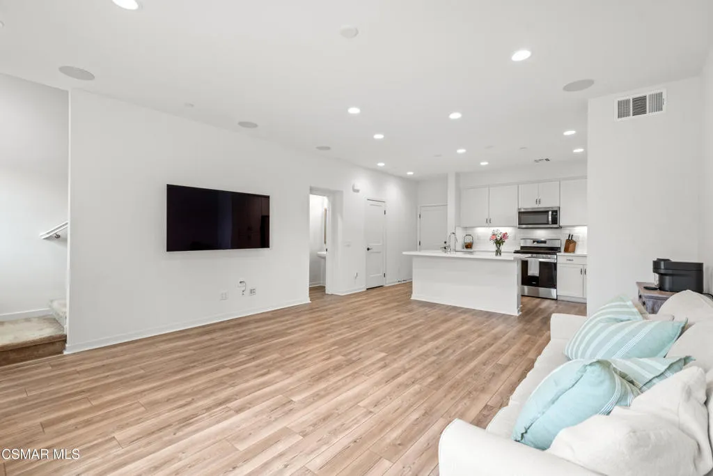 Simi Valley, California 93065, United States, 3 Bedrooms Bedrooms, ,3 BathroomsBathrooms,Residential,Active,146275