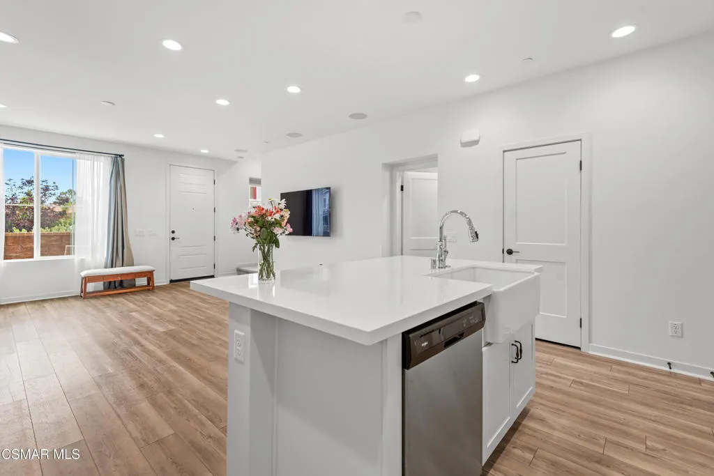 Simi Valley, California 93065, United States, 3 Bedrooms Bedrooms, ,3 BathroomsBathrooms,Residential,Active,146275