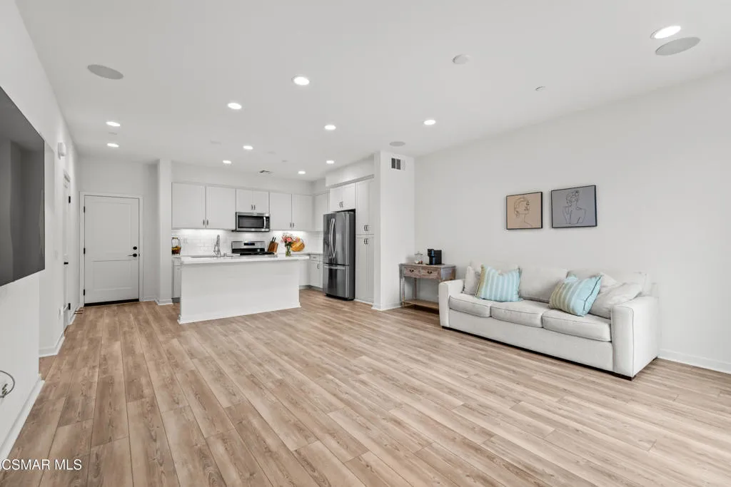 Simi Valley, California 93065, United States, 3 Bedrooms Bedrooms, ,3 BathroomsBathrooms,Residential,Active,146275