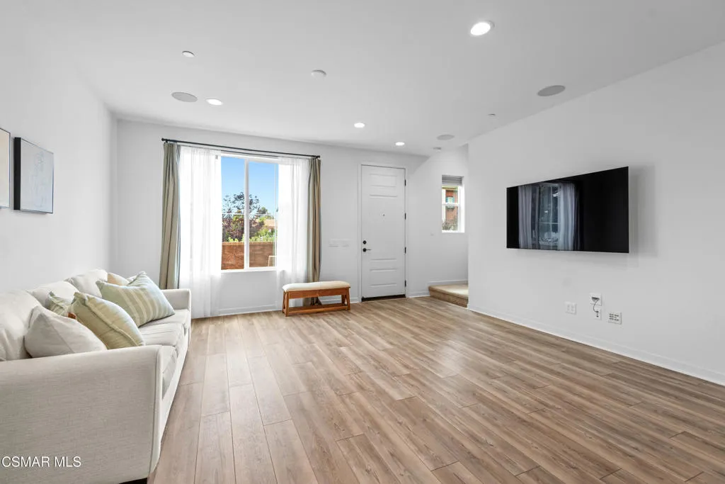 Simi Valley, California 93065, United States, 3 Bedrooms Bedrooms, ,3 BathroomsBathrooms,Residential,Active,146275