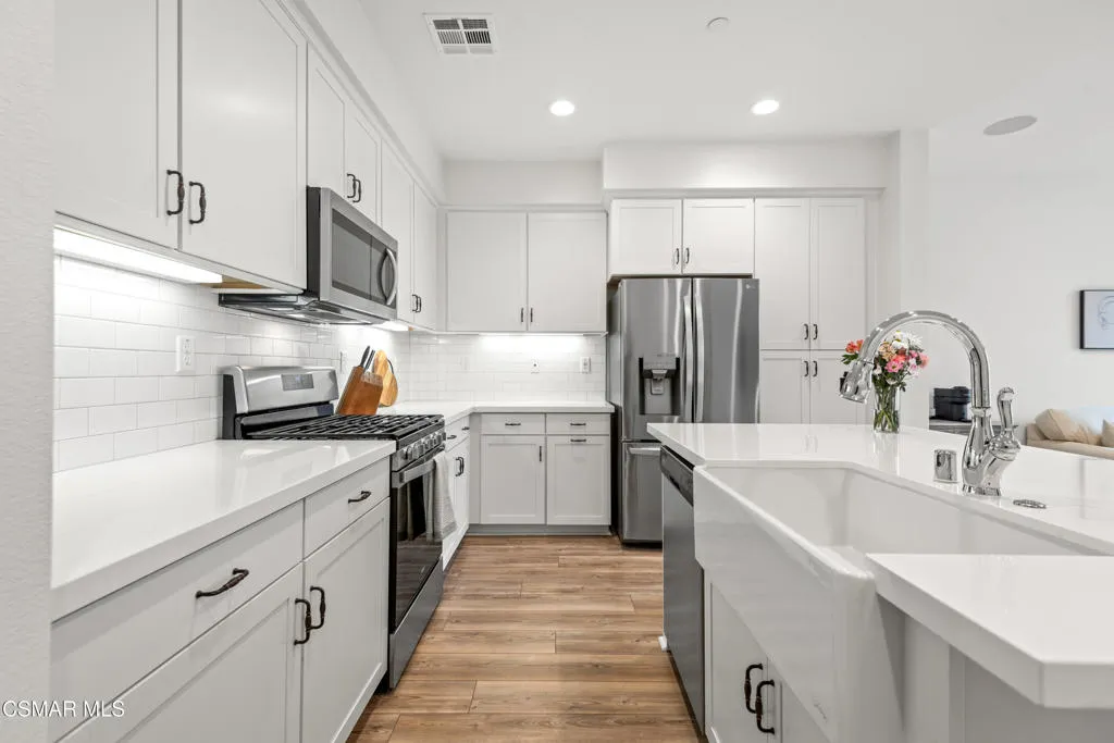 Simi Valley, California 93065, United States, 3 Bedrooms Bedrooms, ,3 BathroomsBathrooms,Residential,Active,146275