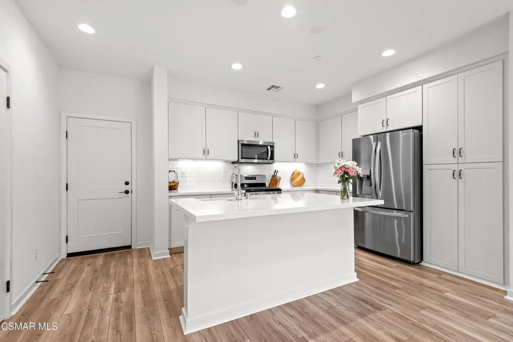 Simi Valley, California 93065, United States, 3 Bedrooms Bedrooms, ,3 BathroomsBathrooms,Residential,Active,146275