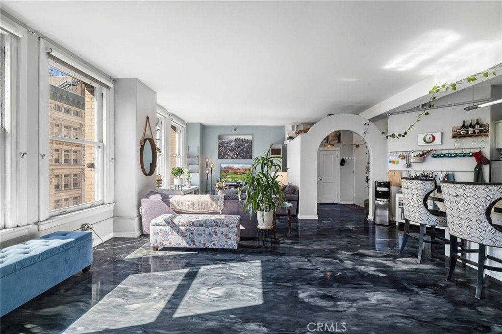 Photo of 215 W 7th Street #1008, Los Angeles, CA 90014 (MLS # SR25246013)